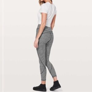 Lululemon In Movement 7/8 Tight *Everlux 25"
Monochromic Black size 8